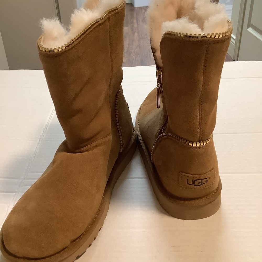 UGG Australia Women's Bailey Bow II Short Sheepskin Boots Chestnut Size 7‎